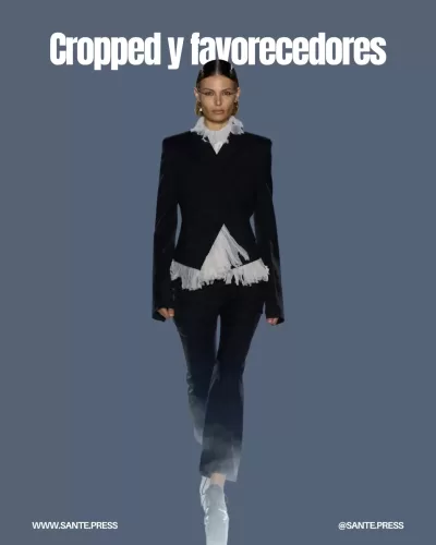 Pantalones acampanados tipo cropped de Alexander McQueen en colores neutros, ideales para estilizar la figura y combinar con elegancia.