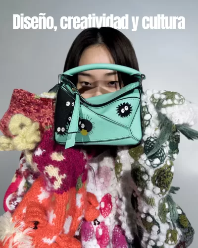 Anderson fusiona moda, arte y cultura, destacando colaboraciones con Studio Ghibli y revitalizando el bolso Puzzle de Loewe.