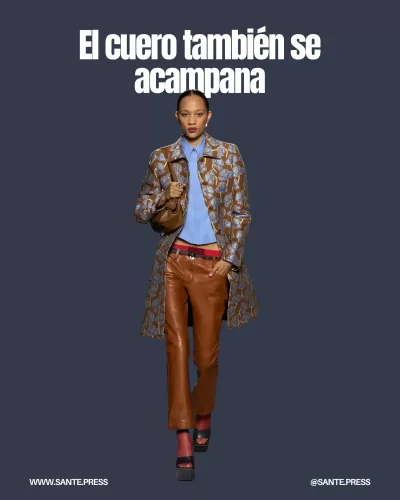 Pantalones acampanados de cuero en tonos tierra, presentados en la pasarela de Versace, combinan elegancia y funcionalidad.