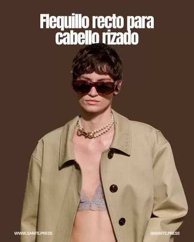 Corte de cabello rizado con flequillo recto, una tendencia chic que añade estructura y sofisticación al rostro.