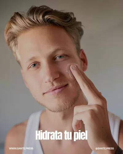Aplicar perfume sobre piel hidratada mejora su adherencia y duración, utilizando loción sin fragancia como base.