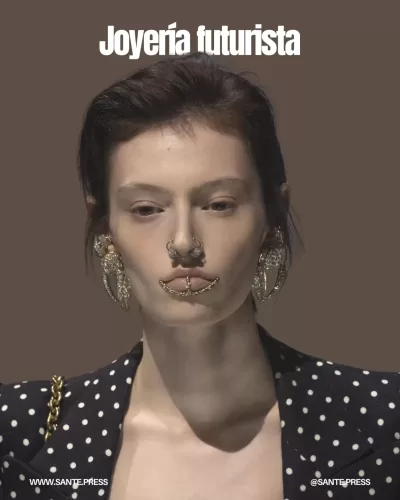 Accesorios futuristas para rostro, cabello y gafas de Rokh, Valentino y Maccapani, elevando la moda a un nuevo nivel.