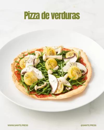 Pizza de verduras saludable con base integral, salsa de tomate, calabacín, pimiento, espinacas y queso mozzarella bajo en grasa.