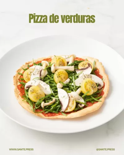 Pizza de verduras saludable con base integral, salsa de tomate, calabacín, pimiento, espinacas y queso mozzarella bajo en grasa.