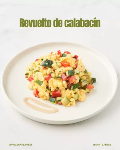 Revuelto de calabacín con huevos y ajo, bajo en calorías, ideal para un desayuno ligero y nutritivo.