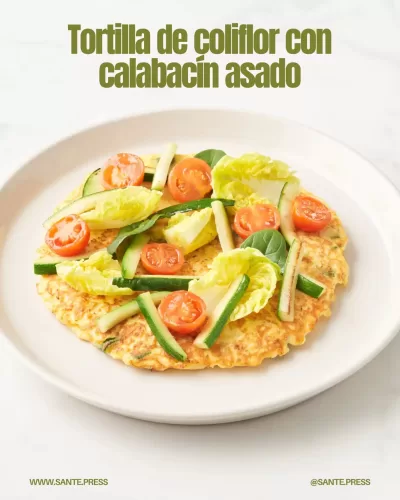 Tortilla de coliflor y calabacín asado, baja en carbohidratos y rica en fibra, ideal para una cena nutritiva y sabrosa.