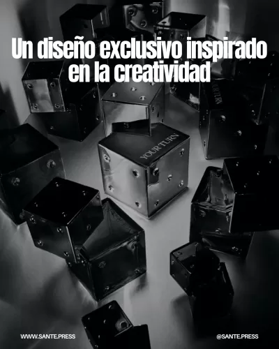 Frasco de perfume Your Turn de Billie Eilish, diseño translúcido cromado, inspirado en dados, elegante y moderno.