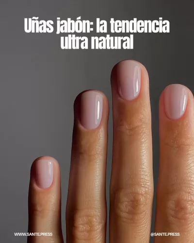 Uñas jabón en tonos rosa y blanco lechoso, con acabado brillante que simula suavidad y frescura para primavera-verano 2025.