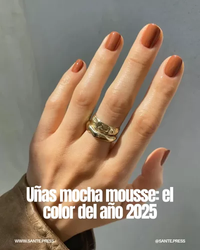Uñas pintadas en tono mocha mousse, color del año 2025, que combina beige y café, ideal para un look discreto y sofisticado.