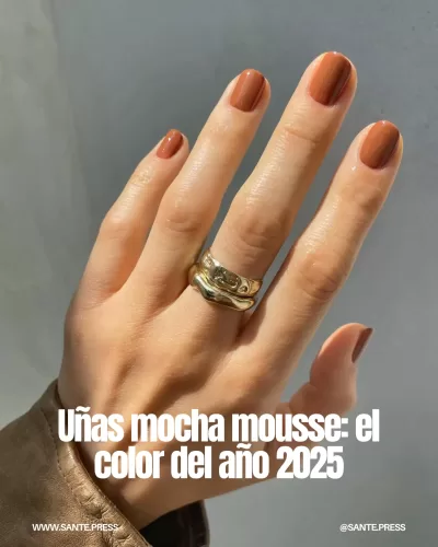 Uñas pintadas en tono mocha mousse, color del año 2025, que combina beige y café, ideal para un look discreto y sofisticado.