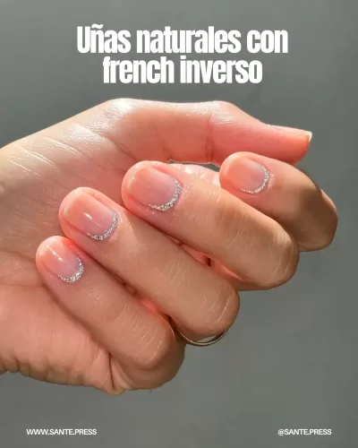 Diseño de uñas french inverso con esmalte plateado cerca de las cutículas, ofreciendo un look minimalista y sofisticado.