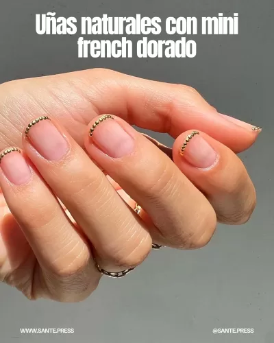 Uñas naturales con mini french dorado, elegantes y discretas, perfectas para ocasiones especiales y con un toque de personalidad.
